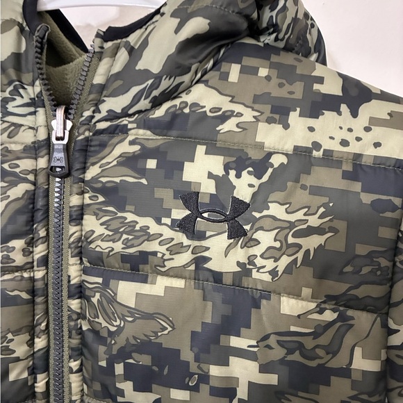 Under Armour Kids Camouflage Puffer reversible Jacket - Green and Black size YMD - Picture 2 of 7